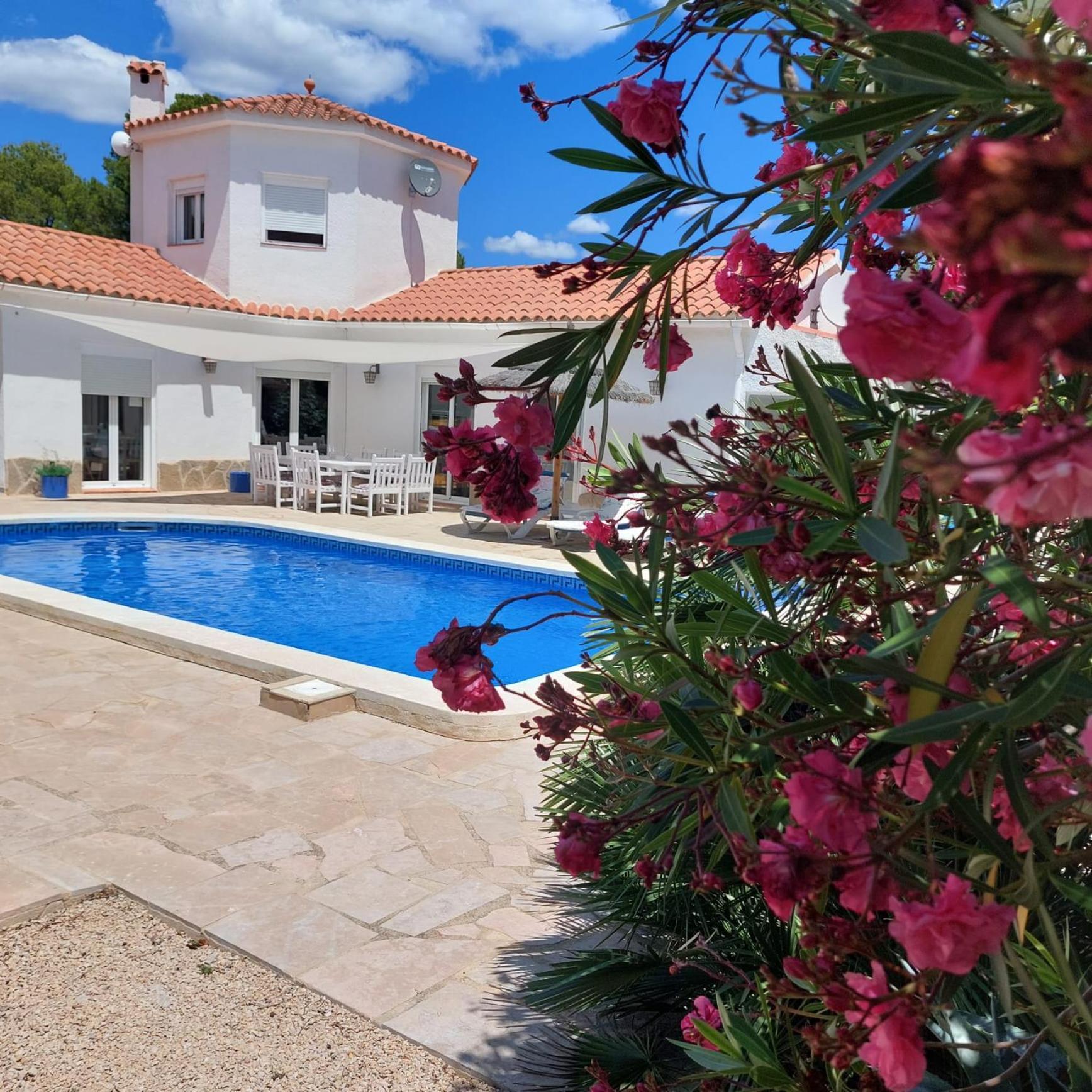 Villa Voor 8 Personen Met Zwembad Calafat Eksteriør billede