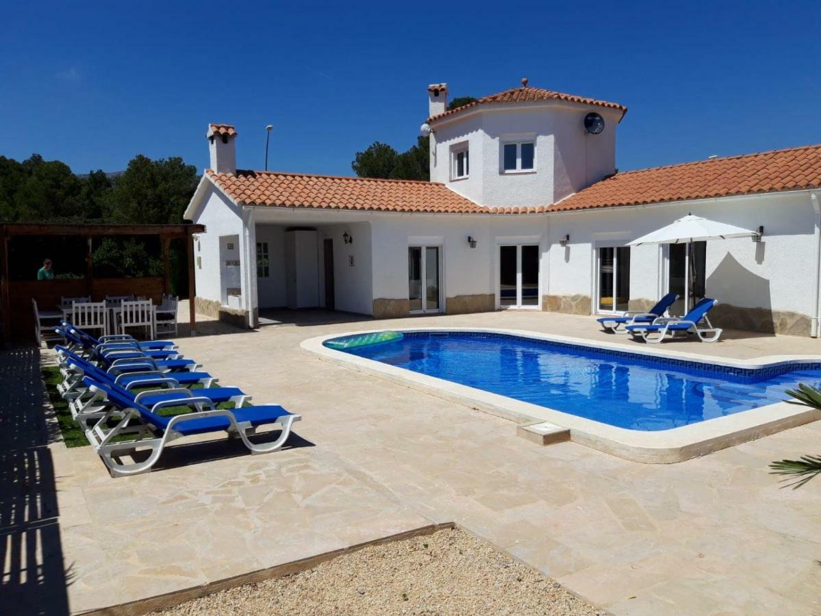 Villa Voor 8 Personen Met Zwembad Calafat Eksteriør billede
